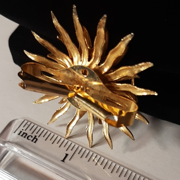 1950's Vintage Goldtone Sunburst Brooch with Pearl Accent & a Hinged Clip - Picture 7 of 14